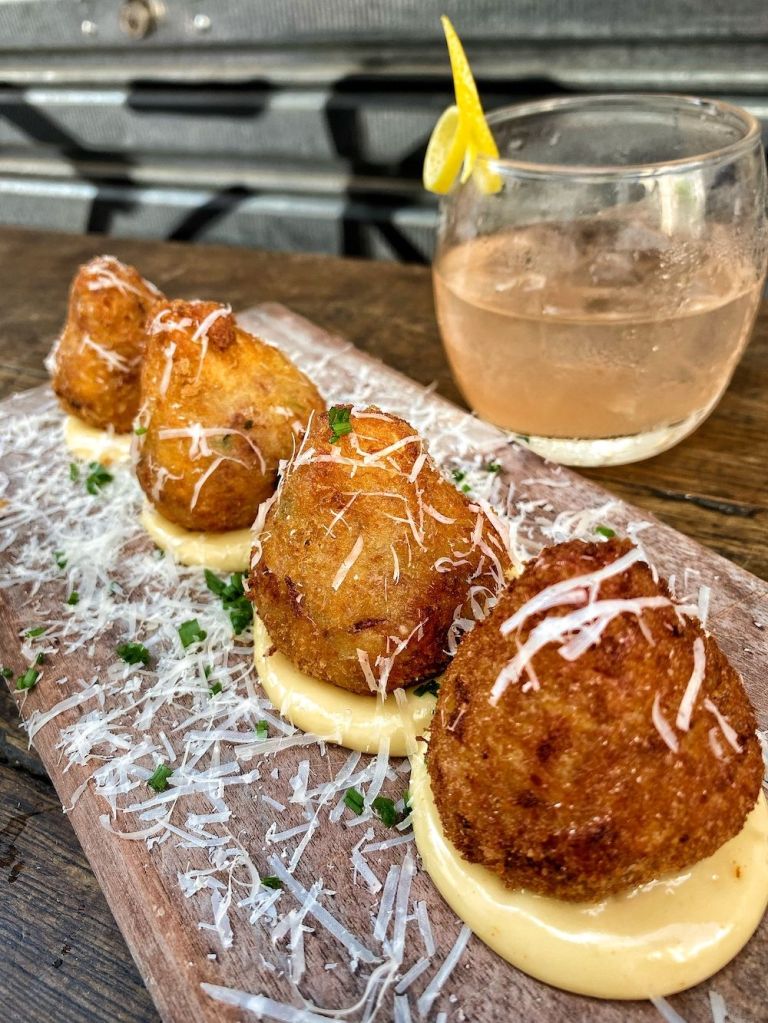 Quatro unidades de coxinha de pastrami do Fôrno, em São Paulo