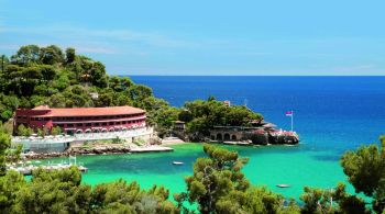 Monte Carlo, Venice Beach e Puglia são alguns dos cenários espetaculares escolhidos pelas grandes marcas de luxo para os desfiles das coleções resort em 2022; saiba como visitá-los