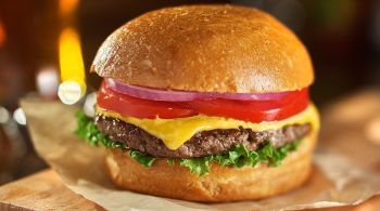 Após a recente polêmica do McPicanha no Brasil, afinal o que é um bom hambúrguer? Um expert americano conta a história do alimento, que ele considera praticamente a única invenção alimentar na América nos últimos 100 anos