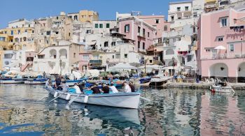 Com restaurantes típicos, igrejas históricas e marinas superfotogênicas, destino de apenas de 5 km² fica ao lado da badalada Ischia e pode ser visitada em roteiro de um dia