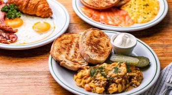 Servido somente aos sábados e domingos, menu Z Brunch inclui clássicos americanos e judaicos como babka, panquecas, fish melt e latkes