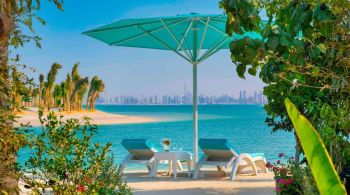 Resort foi construído em uma das ilhas do novo arquipélago de Dubai, o World Islands, que foi construído do zero a partir de areia dragada do Golfo