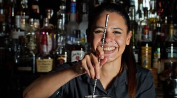 Quer saber onde os bartenders mais famosos do Brasil bebem? Cris Negreiros, head bartender do Carrasco Bar, na capital paulista, abre o jogo