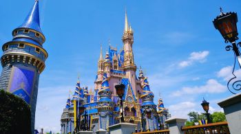 Em entrevista à CNBC, Bob Chapek afirmou que os preços das entradas dos parques temáticos ficarão mais caros em breve; anúncio vem após o aumento do Disney+