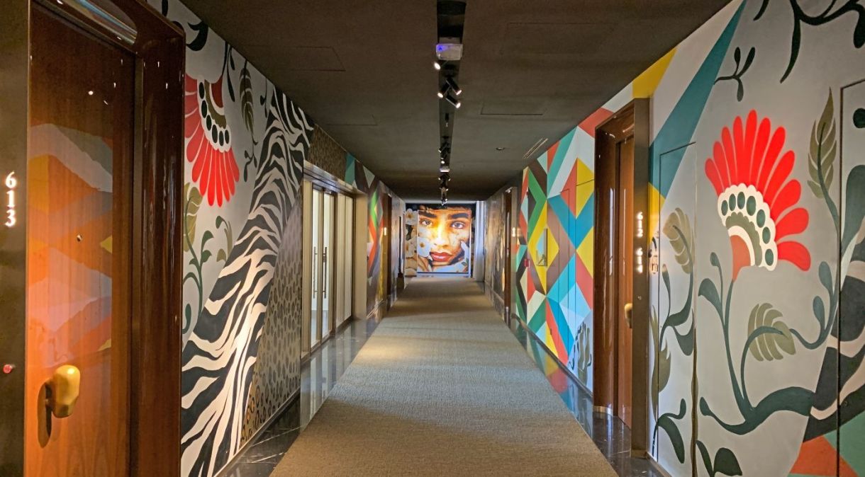Corredor do sexto andar do prédio da Maternidade Matarazzo é totalmente preenchido pelo trabalho da muralista Ananda Nahú