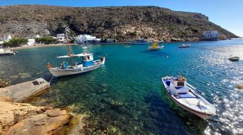 Vizinha de Mykonos e Santorini, essa pequena ilha na Grécia é rota alternativa para o turista que quer fugir da badalação, mas que está em busca de belas praias, culinária saborosa e muita história