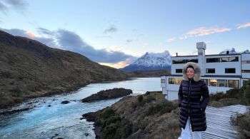 De frente para um lago, ao lado de um rio e com vistas para picos nevados, o Explora no parque Torres del Paine garante aconchego em cenários arrebatadores