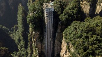 O elevador de vidro Bailong, com 326 metros de altura, foi construído ao lado de um penhasco Parque Florestal Nacional de Zhangjiajie, em Hunan, na China