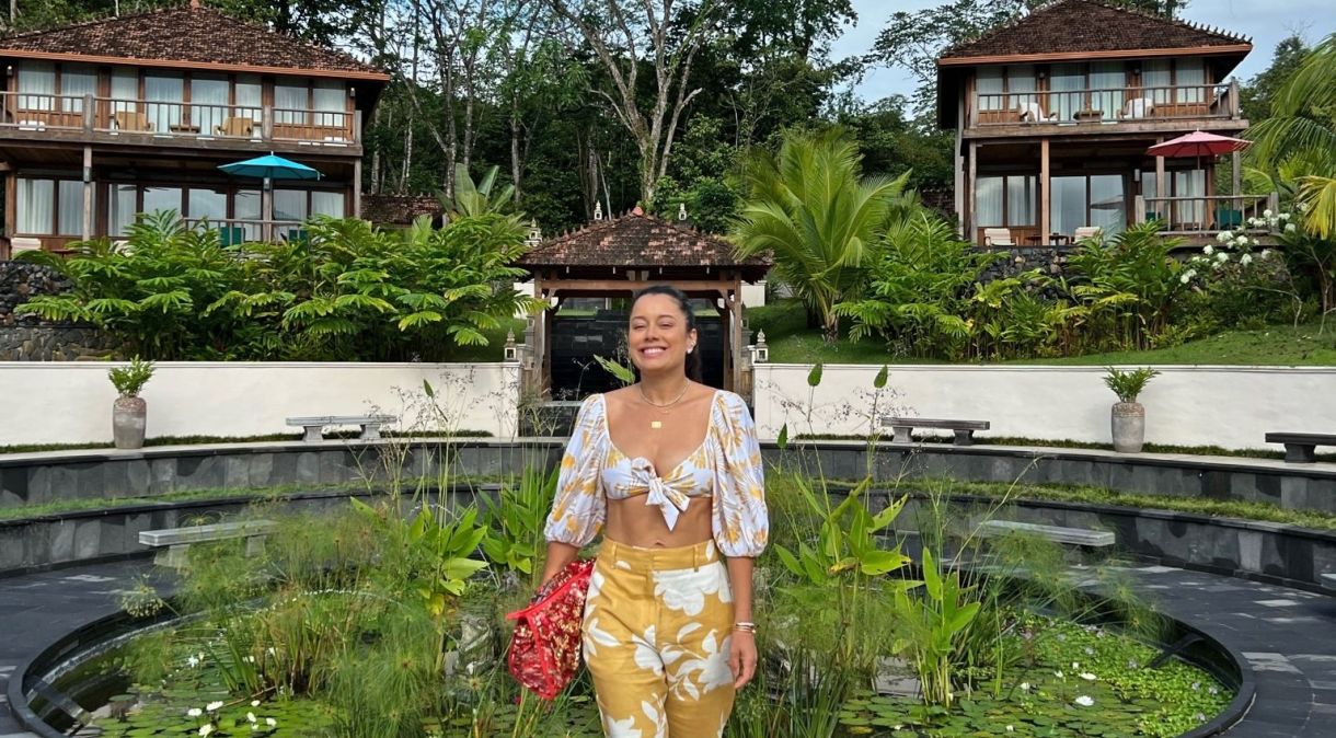 Daniela Filomeno nos jardins do La Coralina, hotel sofisticado na Isla Colón, em Bocas del Toro, no Panamá