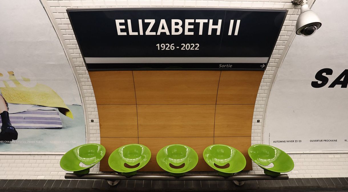 Uma placa na estação de metrô parisiense "George V" é temporariamente substituída por uma placa que diz "Elizabeth II 1926-2022"