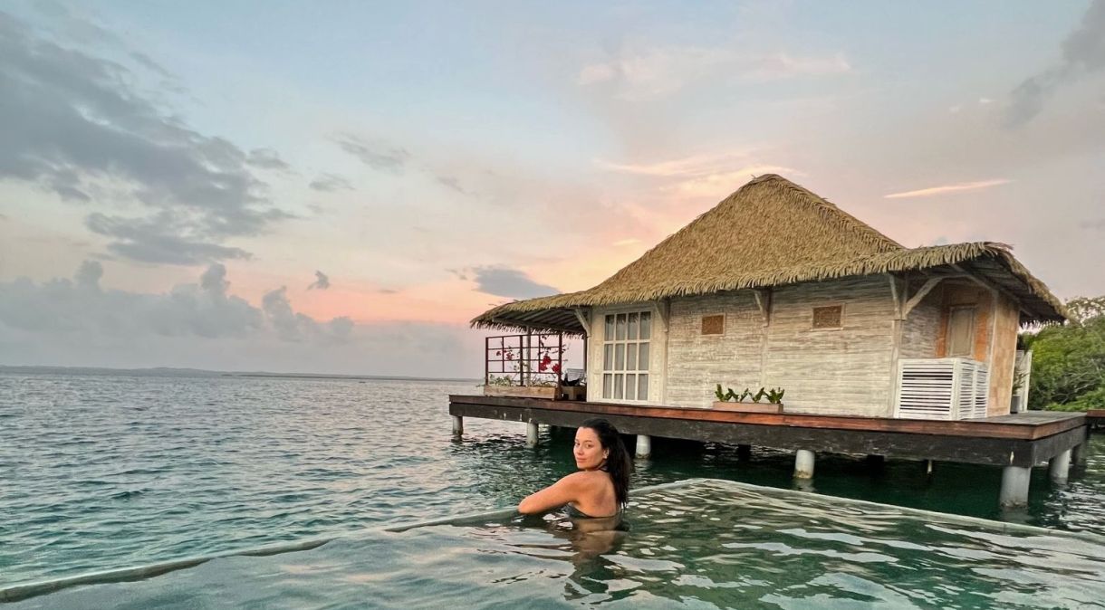 Daniela Filomeno na piscina privativa de uma das 16 villas do Bocas Bali