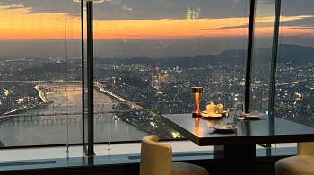 A Lotte World Tower, em Seul, na Coreia do Sul, é o prédio mais alto do país e possui um restaurante com vistas impressionantes
