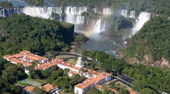 Debruçado sobre as cataratas do Iguaçu, o icônico empreendimento cor de rosa é um refúgio no meio da floresta tropical; Descubra como é se hospedar em um dos melhores hotéis da América do Sul 