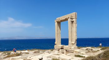A maior ilha do arquipélago das Cíclades, na Grécia, é o tipo de lugar que atende às necessidades de toda a família durante as férias, e ainda conta com muita história, gastronomia mediterrânea e clima agradável