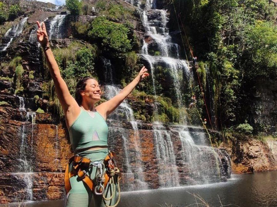 Daniela Filomeno na cachoeira Almécegas II, uma das mais visitadas da Chapada dos Veadeiros