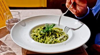Na Ligúria, o tomate é usado apenas para ganhar acidez em alguns pratos; região investe na culinária rica em vegetais como grão-de-bico, legumes cozidos e molhos de nozes e manjericão.