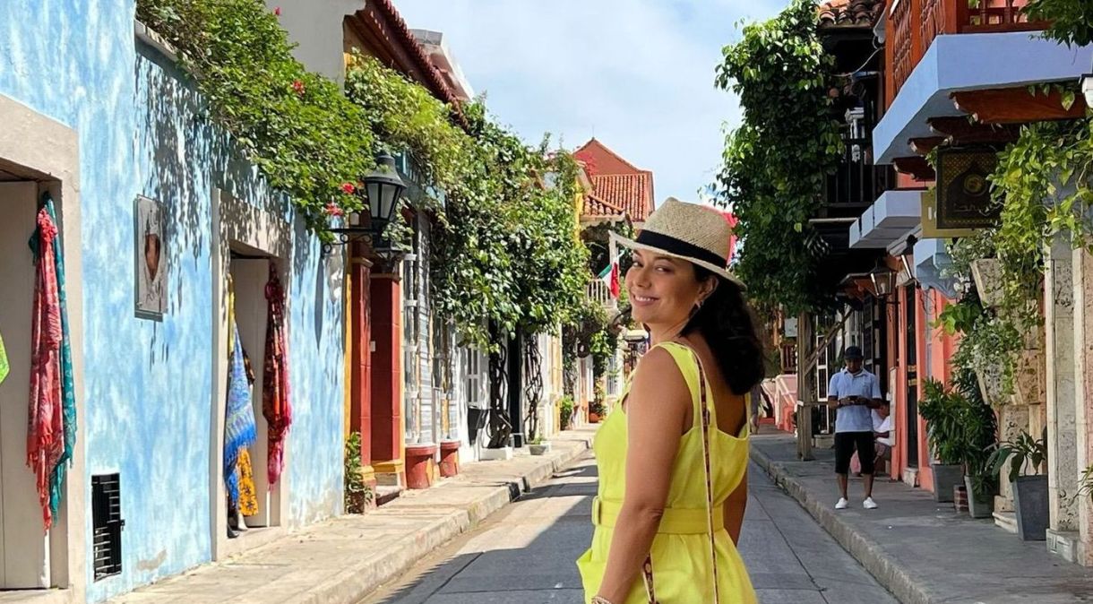 Daniela Filomeno pelas ruas coloridas de Cartagena, na Colômbia