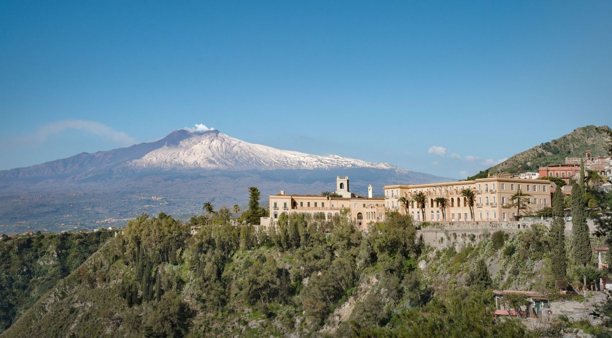 Taormina tem vistas para o Mar Jônico e fica a menos de uma hora do Monte Etna