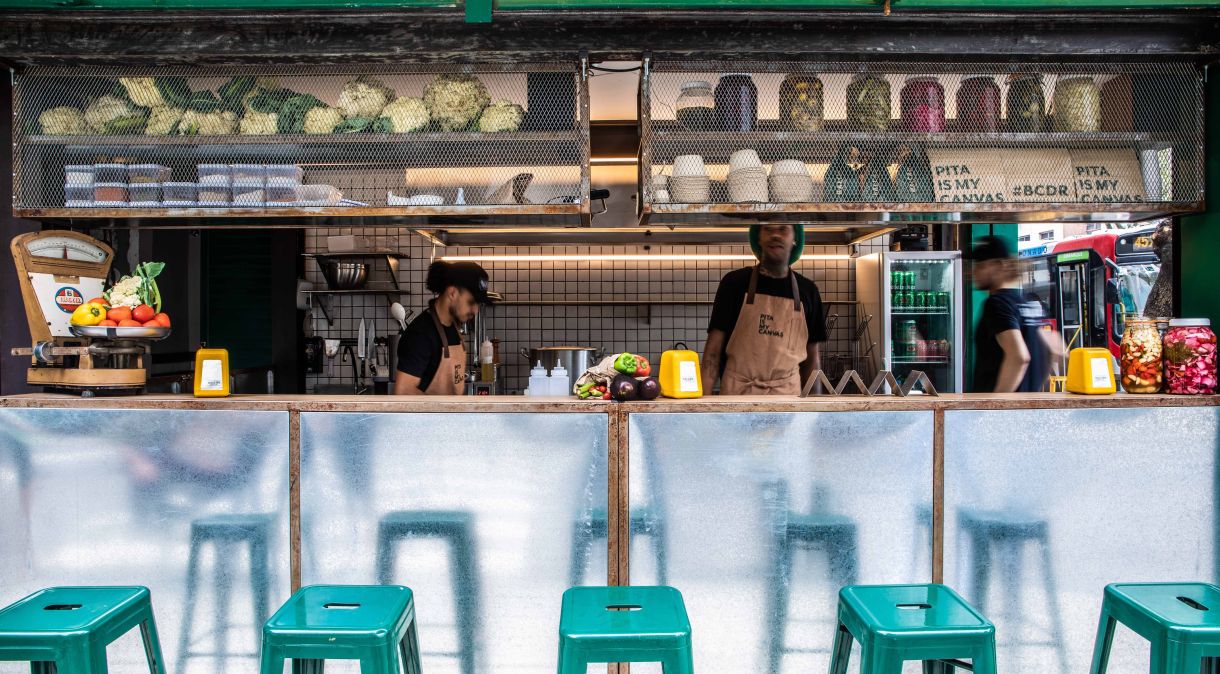 Restaurante Balcão, em Copacabana, tem a proposta de servir comida de rua do Oriente Médio