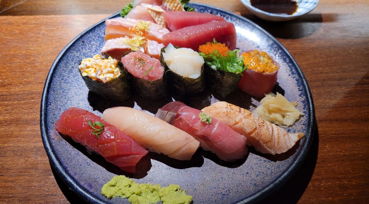 Omakase hitori reúne os melhores peixes do dia e iguarias como uni, atum toro e vieira