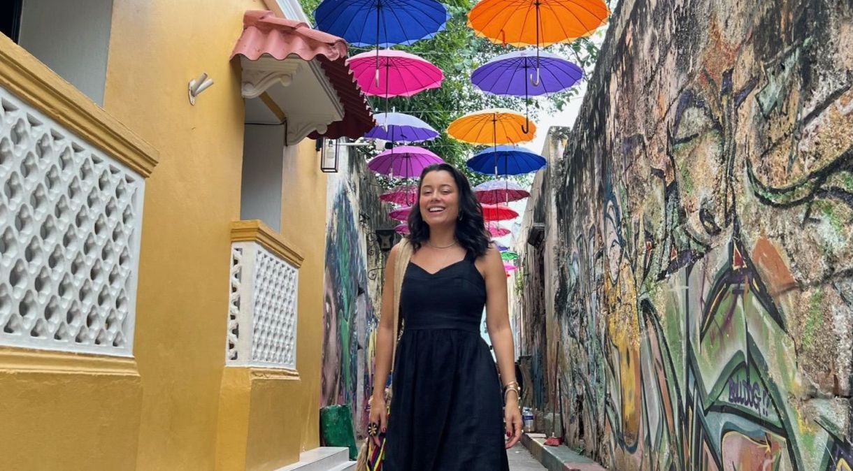 Daniela Filomeno pelas ruas de Getsemani, bairro descolado de Cartagena
