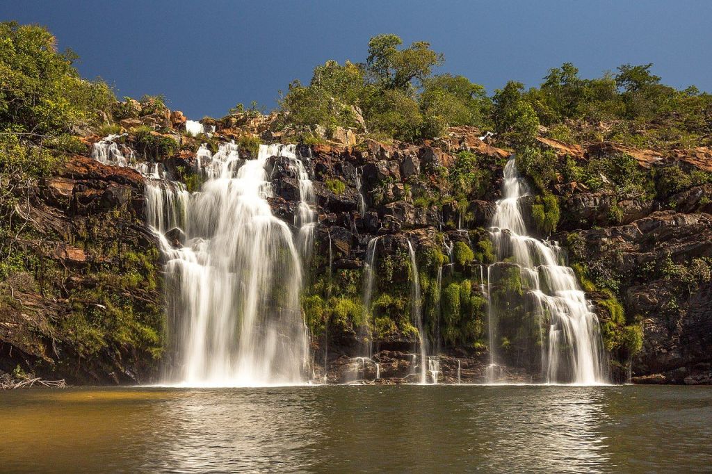 Poço Encantado, na Chapada dos Veadeiros, é uma bela e grande cachoeira com uma praia formada ao redor de seu poço.