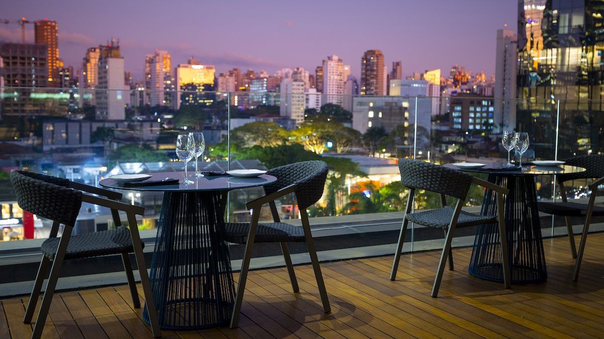 Baleia Rooftop tem mesas ao ar livre e vista para a agitada Av. Brigadeiro Faria Lima