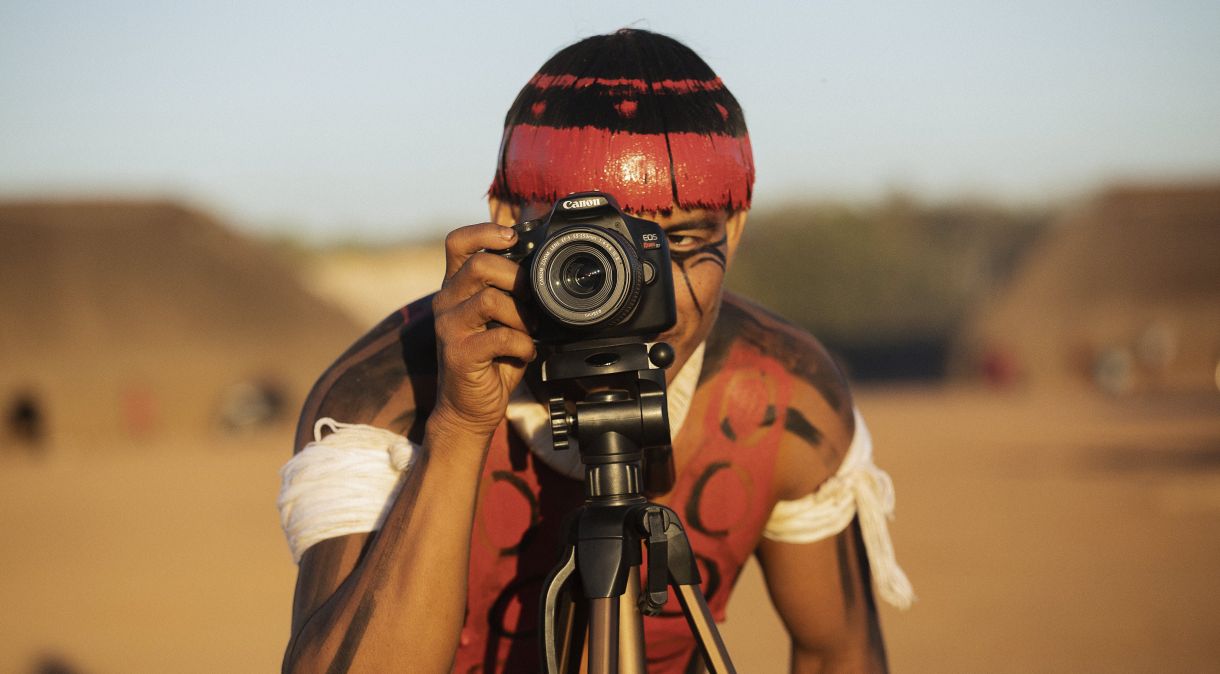 Kainahu Kuikuro, integrante do Coletivo Kuikuro de Cinema, no ritual do Kuarup na aldeia Afukuri, julho de 2021; parte da mostra "Xingu: contatos", no IMS