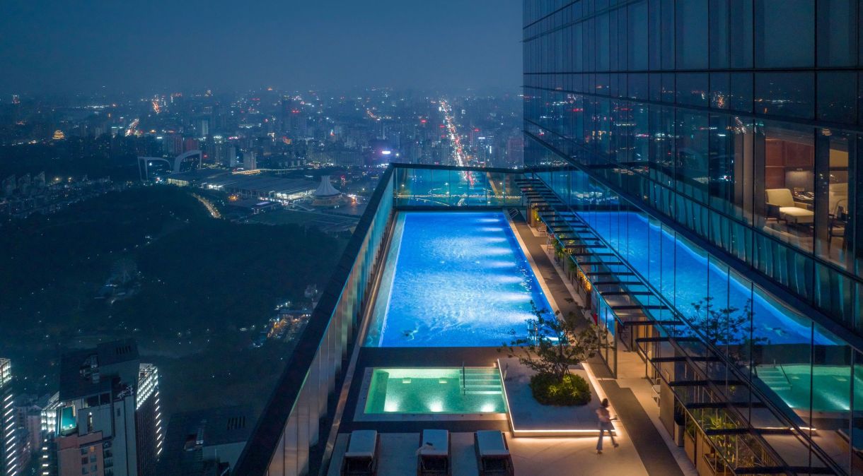 Piscina fica no 71º andar e faz parte do Hotel Shangri-la na cidade de Nanning, na China