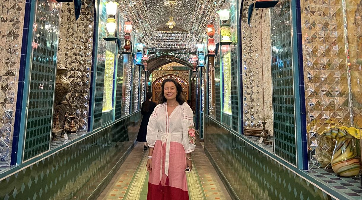 Daniela Filomeno no corredor do Parisa, um dos restaurantes do Souq Waqif, tradicional mercado da capital do Catar