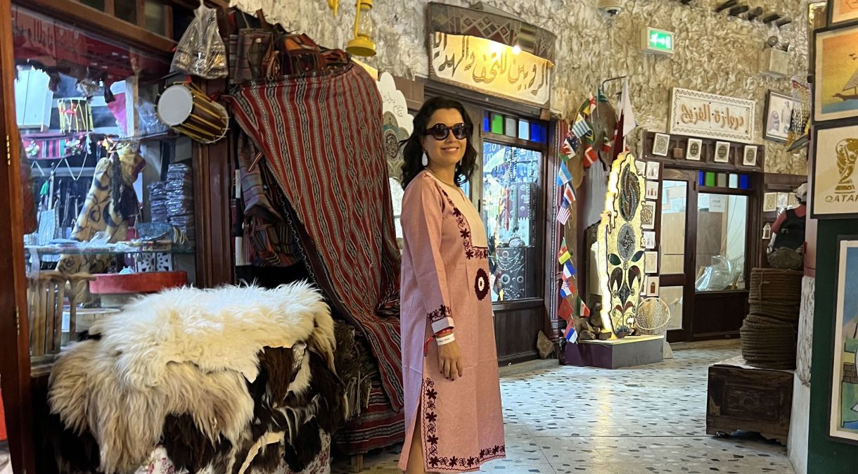 Daniela Filomeno no Souq Waqif; redondezas conta com cafés e restaurantes, como o surpreendente Parisa