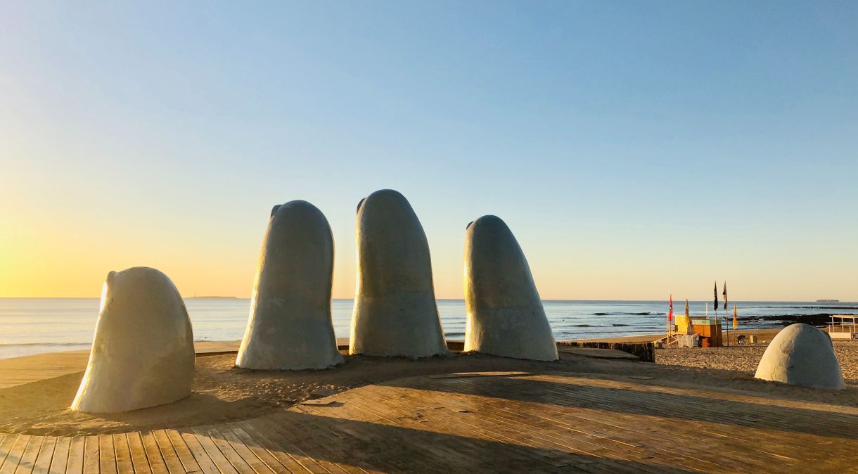 La Mano, localizada na Praia Brava, é um dos pontos turísticos principais de Punta Del Este, no Uruguai. Cidade recebe diferentes festas para esperar 2023