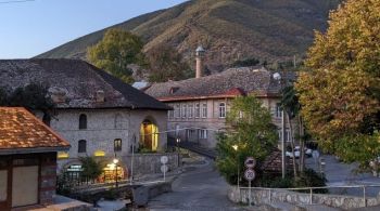 Pequena cidade mágica do Patrimônio Mundial da Unesco está escondida no sopé das montanhas do Grande Cáucaso