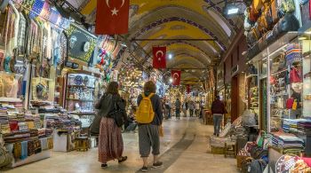 Cenário constante em filmes e novelas, o Grande Bazar, na Turquia, é um dos lugares mais populares e divertidos de Istambul e carrega números impressionantes na sua história 