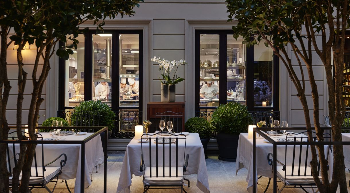 Pátio externo do Seta, restaurante com duas estrelas Michelin em Milão