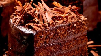 Com chá, café, sucos e até vinho, recheado ou com cobertura, no café da manhã, de sobremesa ou no lanche da tarde. Independente da versão...quem resiste a um bom bolo de chocolate?