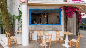 Uma viagem à Grécia, por favor?! A nova casa, com decoração que remete a charmosa Mykonos, leva à mesa pequenos pratos típicos cheios de frescor em ambiente convidativo
