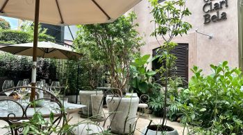 Um paisagismo impecável, mesas ao ar livre, espaço para crianças e um belo bar fazem parte do cenário que é um verdadeiro respiro de calmaria no meio do agitado bairro paulistano 