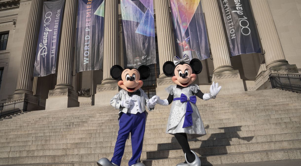 Mickey e Minnie Mouse na frente do Franklin Institute, na Filadélfia, que recebe a exposição Disney100