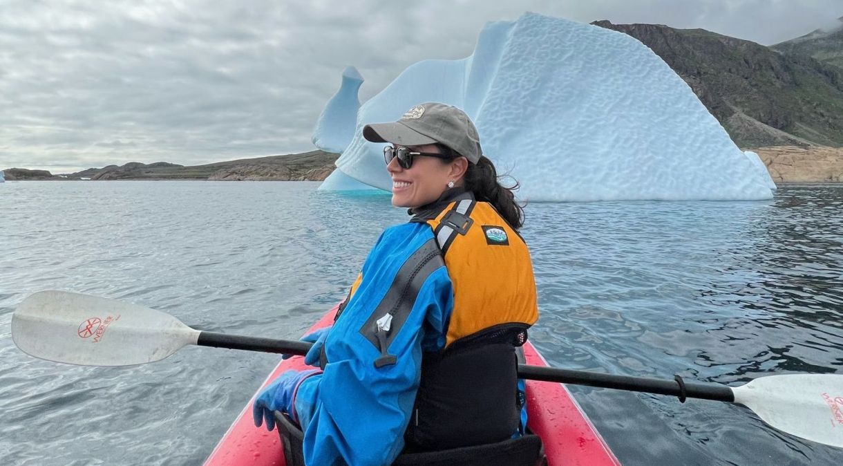 Daniela Filomeno em caiaque entre icebergs na Groenlândia, primeiro destino da 5ª temporada do CNN Viagem & Gastronomia