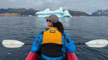 Coberto por mais de 80% de gelo, território dinamarquês no Ártico tem turismo de aventura entre icebergs e fiordes e apresenta uma verdadeira lição sobre os impactos das ações humanas no mundo