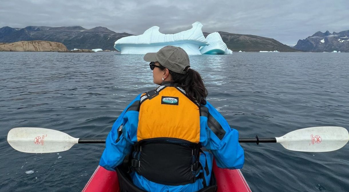 Daniela Filomeno pratica paddling em meio a icebergs da Groenlândia, território gelado de apenas 57 mil habitantes