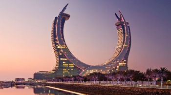 Com vista para águas cristalinas do Golfo Pérsico, Katara Towers fica em Lusail, segunda maior cidade do Catar, e é dividida entre os hotéis Fairmont e Raffles