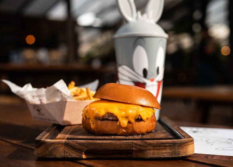 X-burger kids agora pode vir acompanhado de copo dos personagens de Looney Tunes