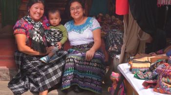 Chamada de huipil, a túnica de origem indígena ultra colorida é tradição ancestral no país da América Central