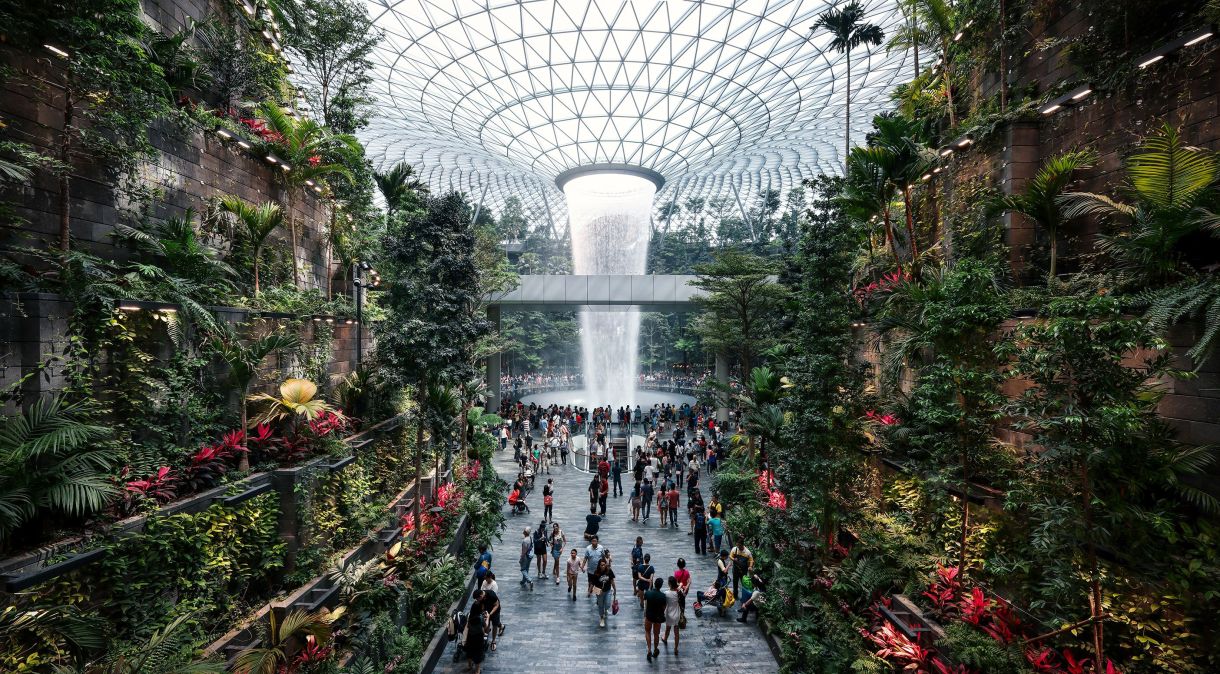 Aeroporto Changi, em Singapura, tem cachoeira de 40 metros