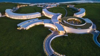 Terceiro resort da marca no México conta com design exterior circular inspirado em constelação e tem acesso direto a mais de 3 km de praia