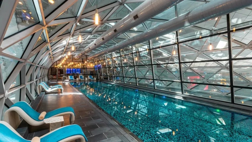 A piscina de 25 metros de comprimento parece estar em uma caixa de joias de vidro no Oryx Hotel, em Doha, no Catar