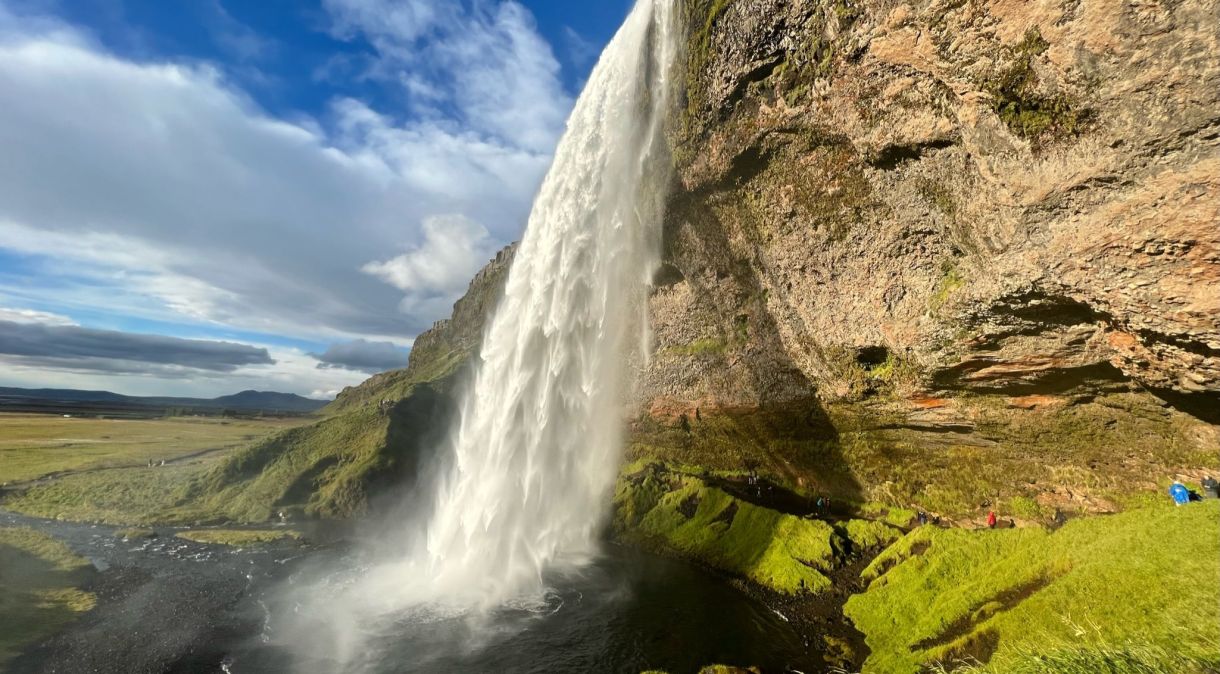 No sul do país, Seljalandsfoss é uma das mais pitorescas e visitadas cachoeiras da Islândia