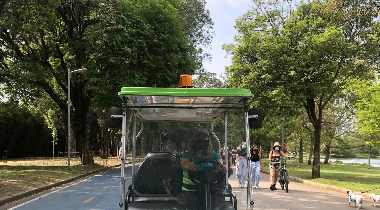 Em carrinhos elétricos, visitantes podem conhecer a história e curiosidades do Parque do Ibirapuera